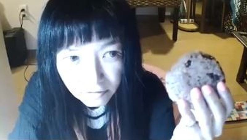 日本女Youtuber，直播中表演「鯨吞拳頭咁大的飯糰」。(網圖)