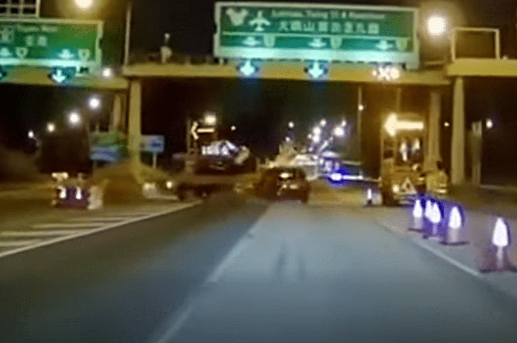 的士撞到箭咀車。fb：車cam L（香港群組）