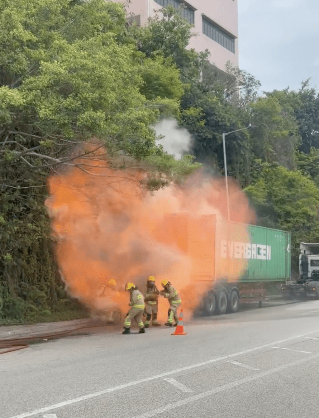 貨櫃車車門突然打開，有火球有貨櫃內爆出。IG@leung._.kwok影片截圖