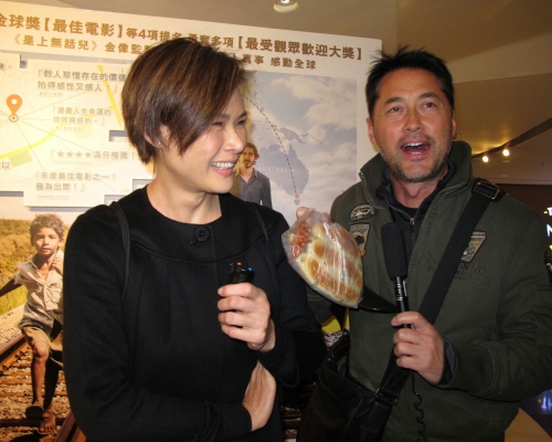 Michael在袋中取出一包壓扁麵包，送俾老婆做情人節禮物。