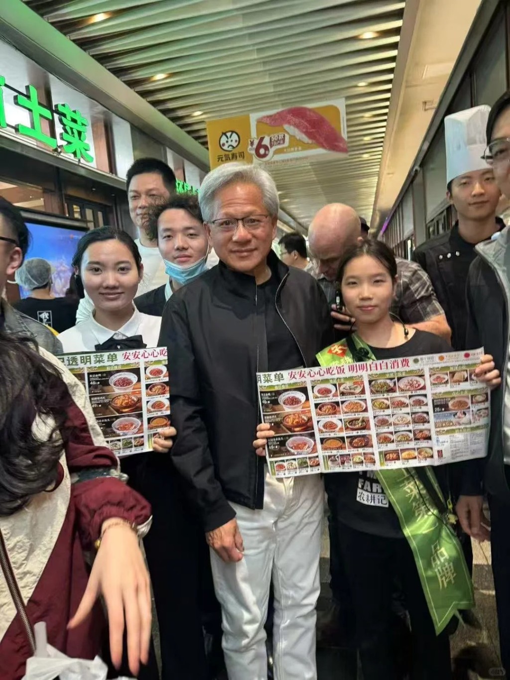 黃仁勳27日晚在深圳福田與朋友吃潮汕牛肉火鍋。抖音@食客SK