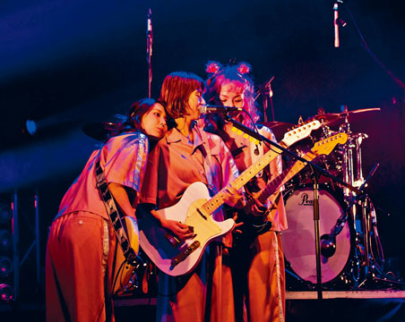 SCANDAL黐在一起唱歌，炒熱全場氣氛。