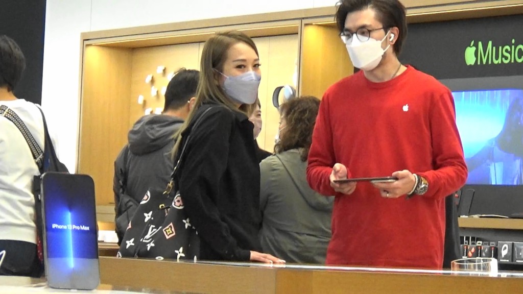 Grace到專門店詢問完,最後兩手空空離開,事後她同本報講想買平板電腦畀阿仔,可惜冇貨,似乎想買嚟做聖誕禮物。