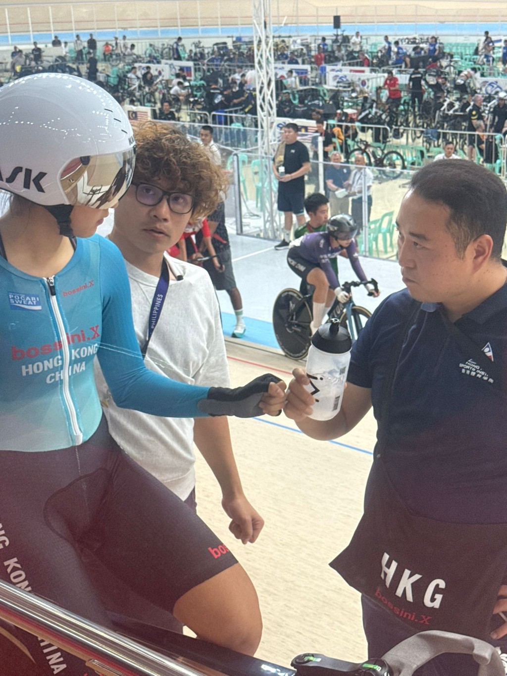 李思颖出发捕捉赛前一刻。香港单车总会图