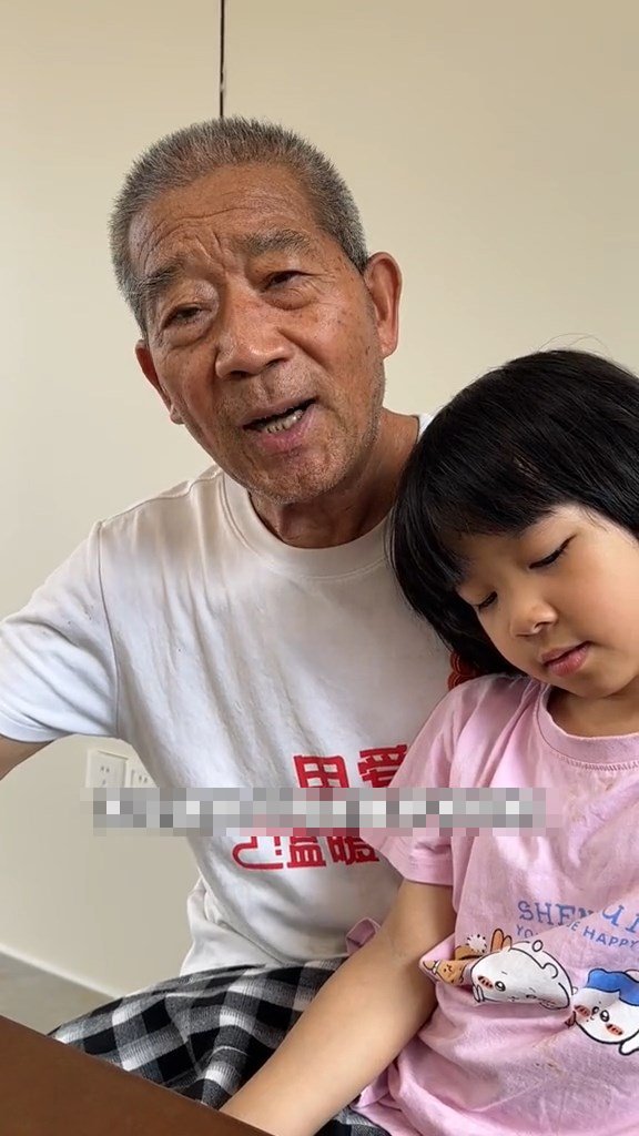 王維平每天悉心照顧6歲女兒天賜。抖音@67歲生寶寶