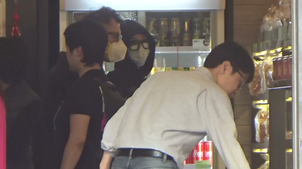 揀唔落麵包離開診所後,兩人去了麵包舖揀麵包,可惜揀唔中。