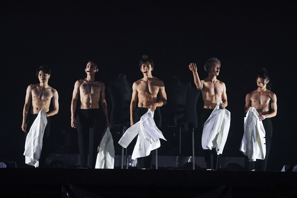 (左起)Frankie、Lokman、Alton、Anson Kong和Tiger喺演唱會中激罕晒肌,Ian恨到流口水。