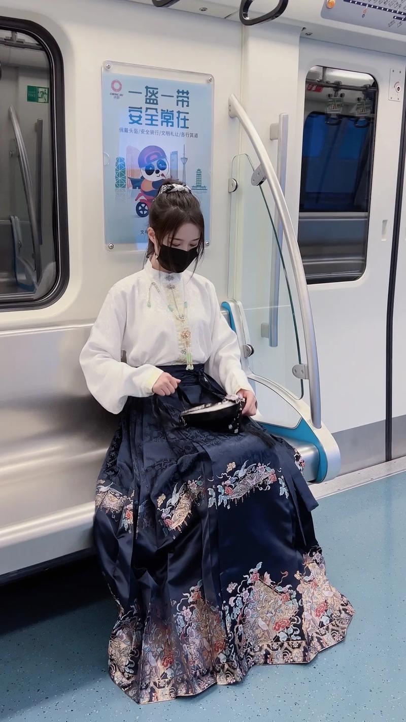 在内地，地铁上穿着汉服的女子。 网图