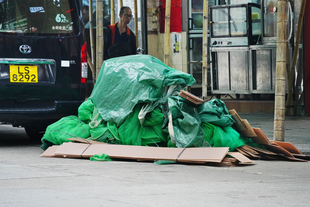 政府下令須在明天內拆除所有棚網。資料圖片