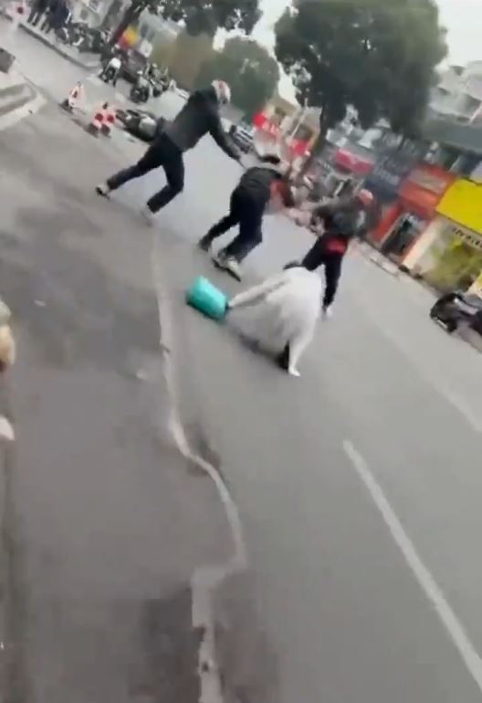 武漢街頭3日發生商家與騎手衝突，1人被殺。Ｘ