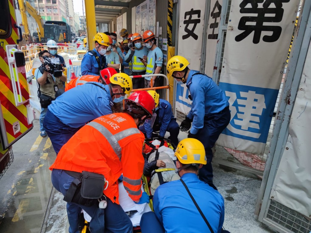 地盤燒焊工撞棚架受傷困半空 消防救下送院