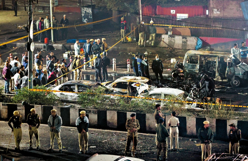 新德里警察與法醫在爆炸現場調查。