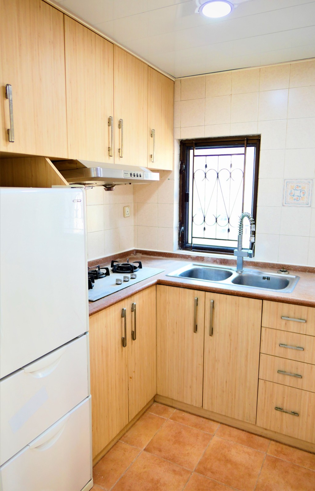 廚房保養不俗，設有2個鋅盆方便工作。