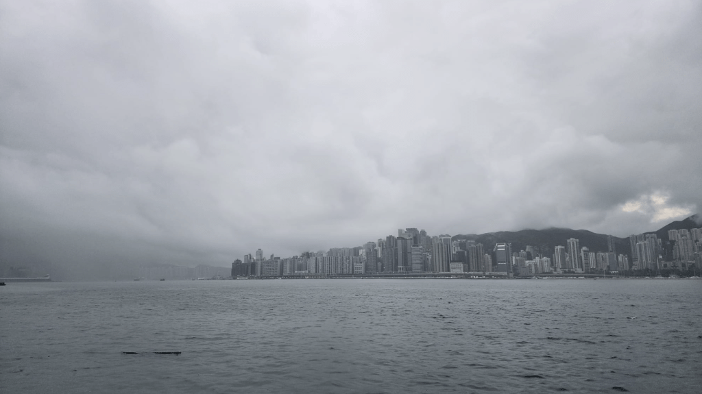 本港地區今日天氣大致多雲,有幾陣驟雨。黎志偉攝 本港地區今日天氣大致多雲,有幾陣驟雨。黎志偉攝