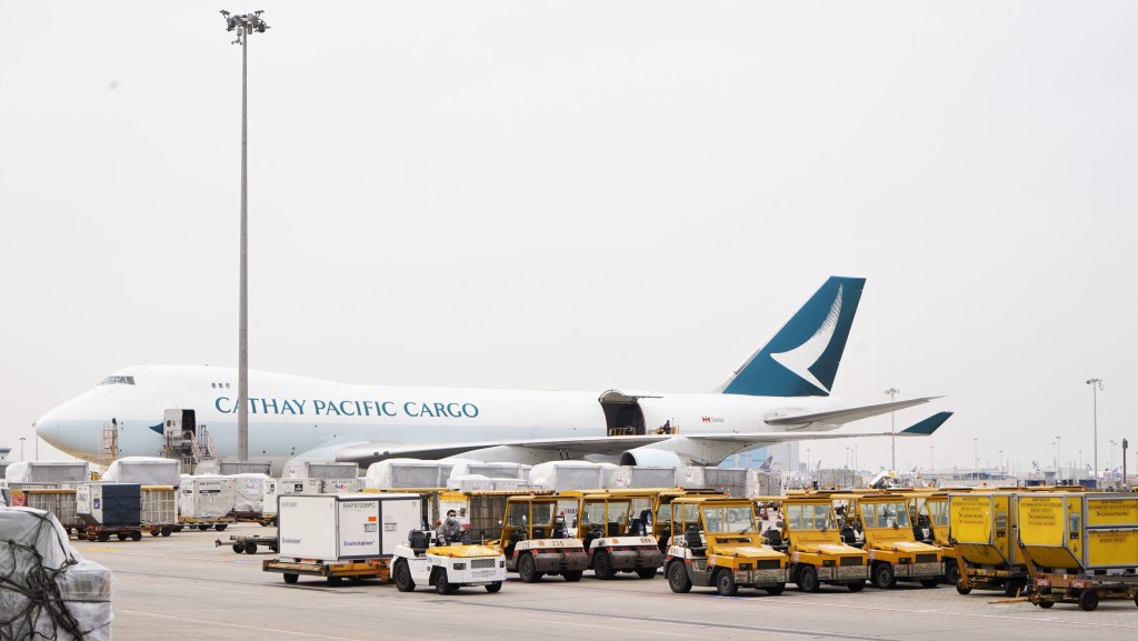 一名機場行李貨運裝卸員工作期間，懷疑失足墮地受傷，留醫4日後不治。資料圖片