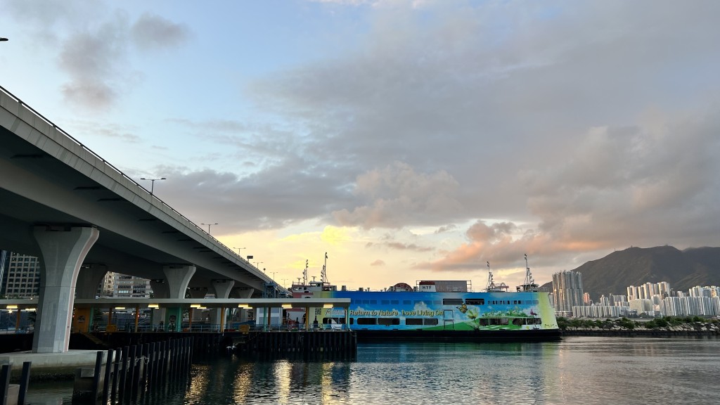 吹和緩至清勁偏東風，離岸及高地間中吹強風。
