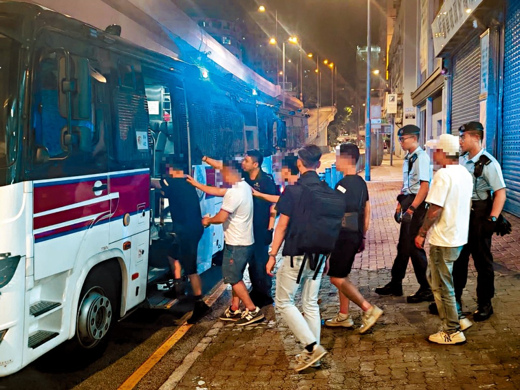 粵港澳三地「雷霆2025」行動中，香港警方拘捕4140人，年齡最細僅13歲。
