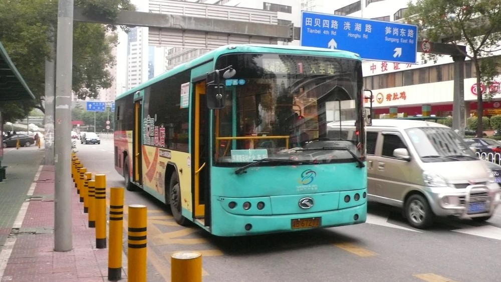 罗湖口岸的公车在春节期间会延长服务时间。网络图片