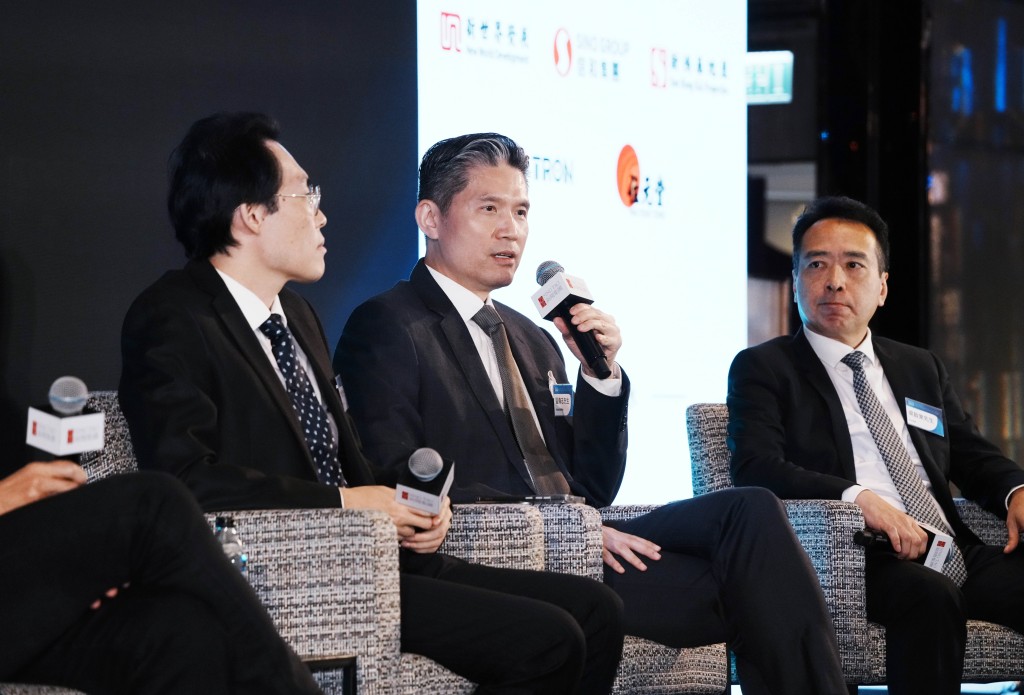 區偉志(中)指出,Web3其中一個特點是去中心化,產品屬全球通行,投資者會選擇流動性高或監管相對不嚴格的地方,香港的監管亦因此需要從中作出平衡。 區偉志(中)指出,Web3其中一個特點是去中心化,產品屬全球通行,投資者會選擇流動性高或監管相對不嚴格的地方,香港的監管亦因此需要從中作出平衡。