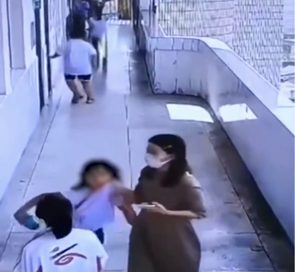 老师拖着女学生走，为避开路过的同学粗暴地将女学生拉向自己。