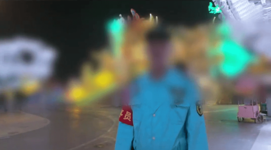 在开封万岁山,事主帮妻影相三度被赶。 在开封万岁山,事主帮妻影相三度被赶。