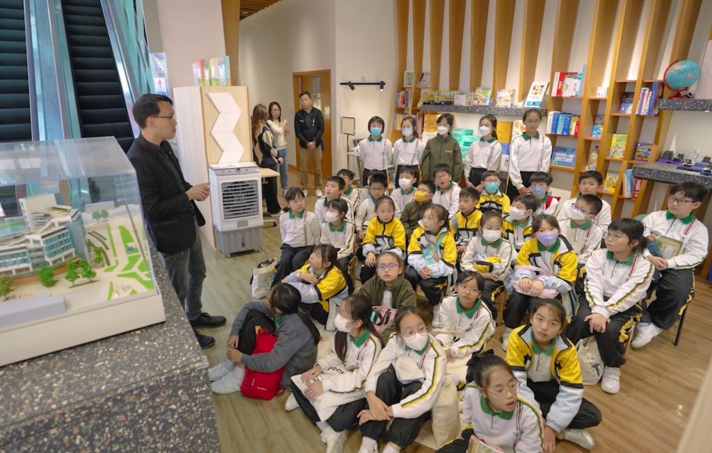 建築師向學生介紹基建設施。甯漢豪網誌圖片