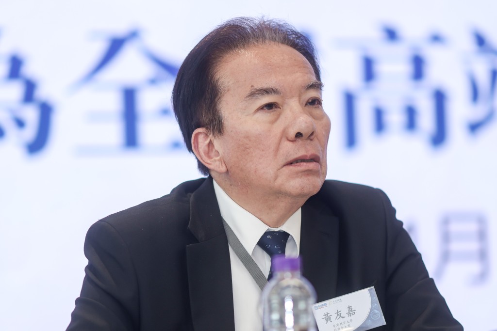 教大校董會主席黃友嘉認為，高等教育國際化須建立具全球參考價值的課程與標準。