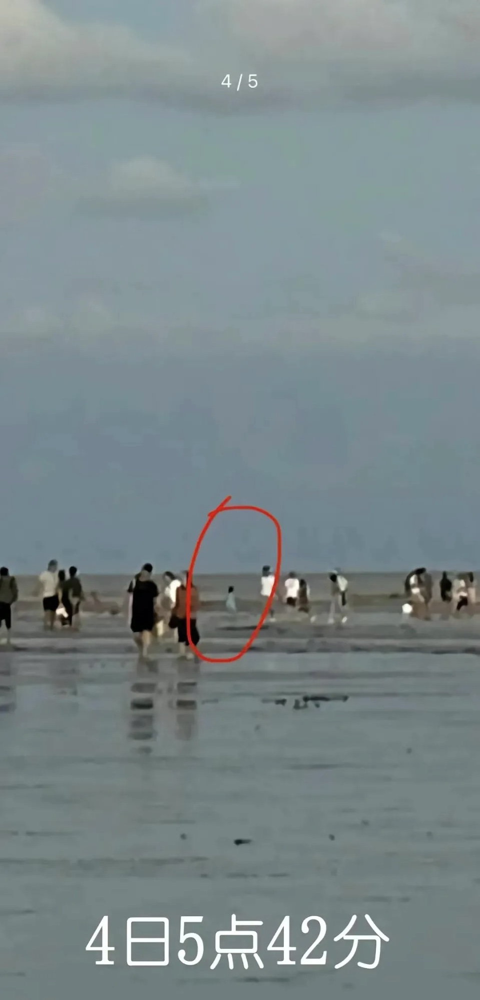 网民回报不同时间段在海滩上拍摄到疑似女童的身影，协助组织事发经过。