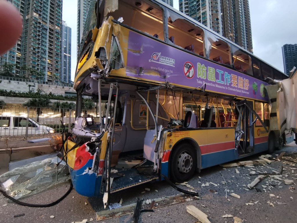 巴士损毁严重。读者提供图片