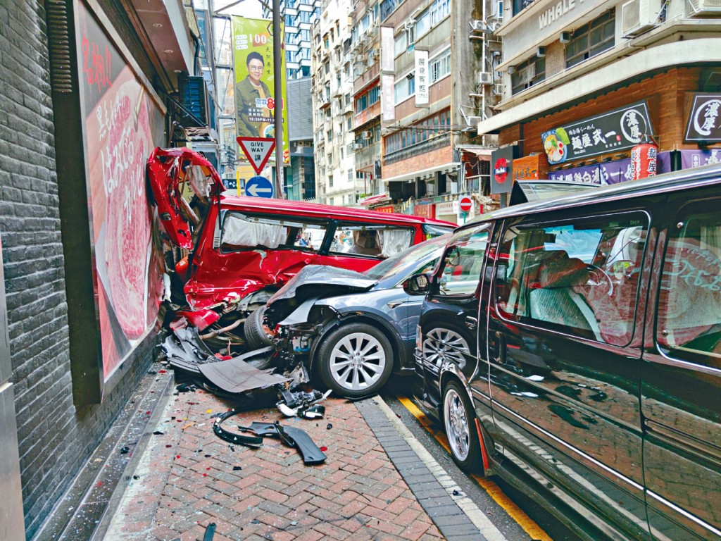 电动车失控撞向两部客货车，并撼撞墙壁。