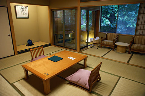 許多日本學生放假時出門遠遊，都會租住旅館度宿。維基百科圖片