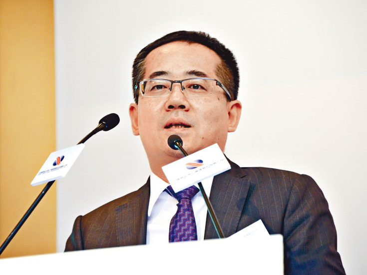圖為中國信達總裁助理梁強,宣布取消認購阿里巴巴旗下重慶螞蟻消費金融股權交易。