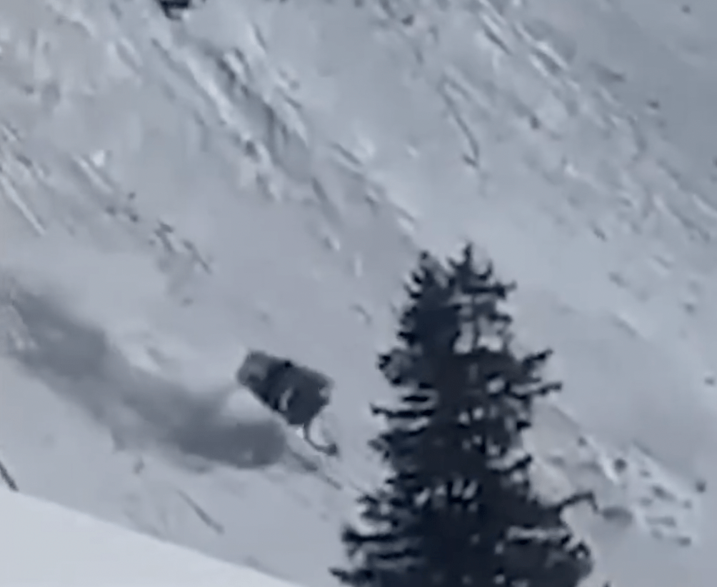 有目擊者拍攝到車廂失控沿山坡翻滾、多次翻轉,現場一片驚呼。X@kaderdedigin(下同) 有目擊者拍攝到車廂失控沿山坡翻滾、多次翻轉,現場一片驚呼。X@kaderdedigin(下同)