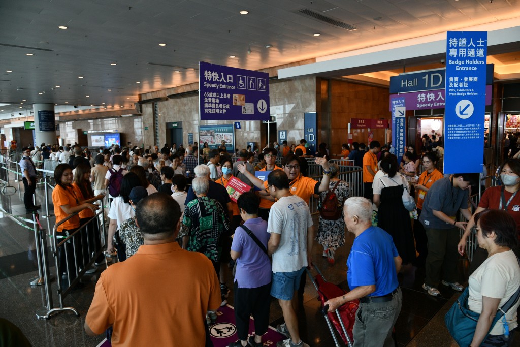 市民排隊進場。 市民排隊進場。