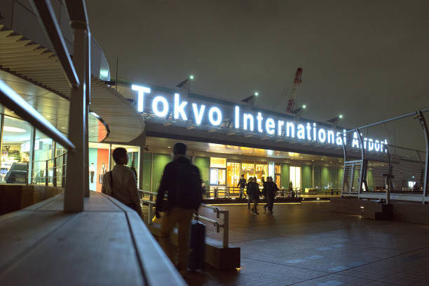 日本警視廳在羽田機場國際線入境通道大肆宣傳，提醒旅客特別是華人遊客，不要為方便或省錢乘搭「白牌車」。