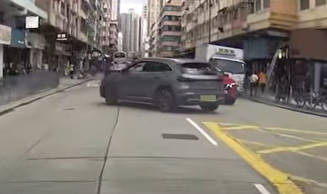 私家車從後撞倒過路婦人。fb車cam L（香港群組）影片截圖