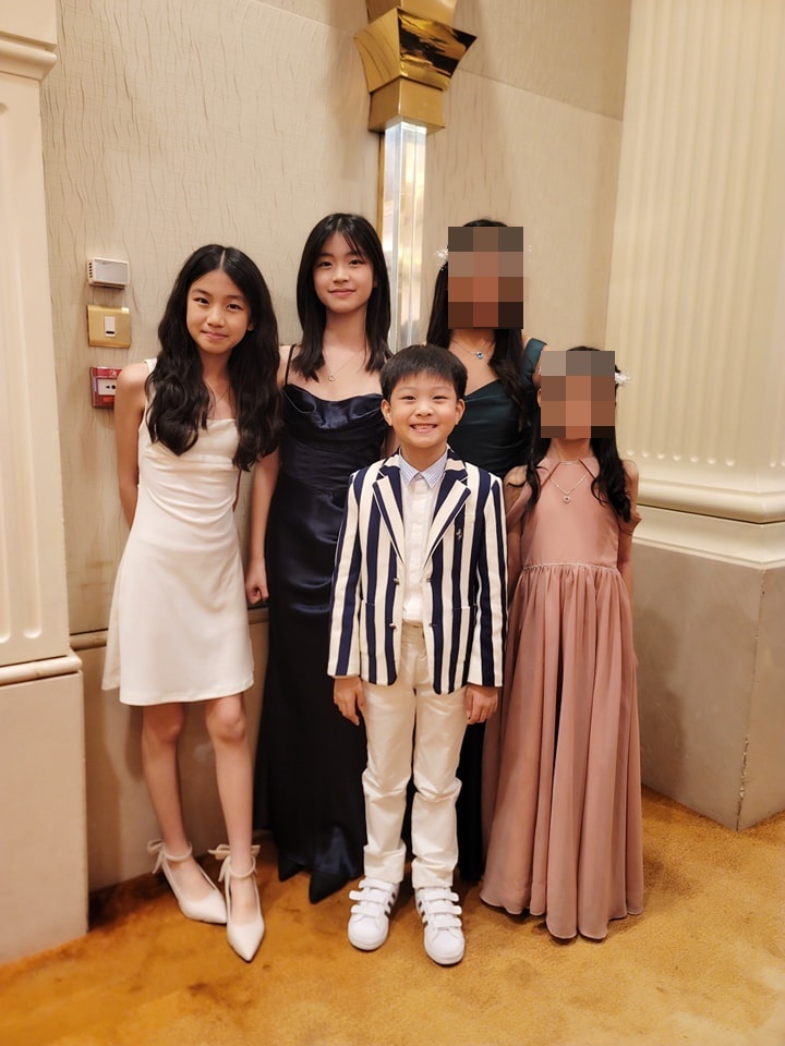 陳琪早前帶三子女去朋友婚宴，兩個女兒穿上吊帶裙，打扮得極有少女味。