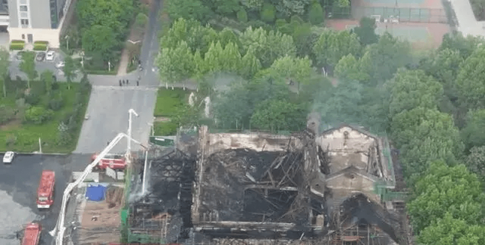 河南大学大礼堂著火后房顶基本坍塌。 顶端新闻