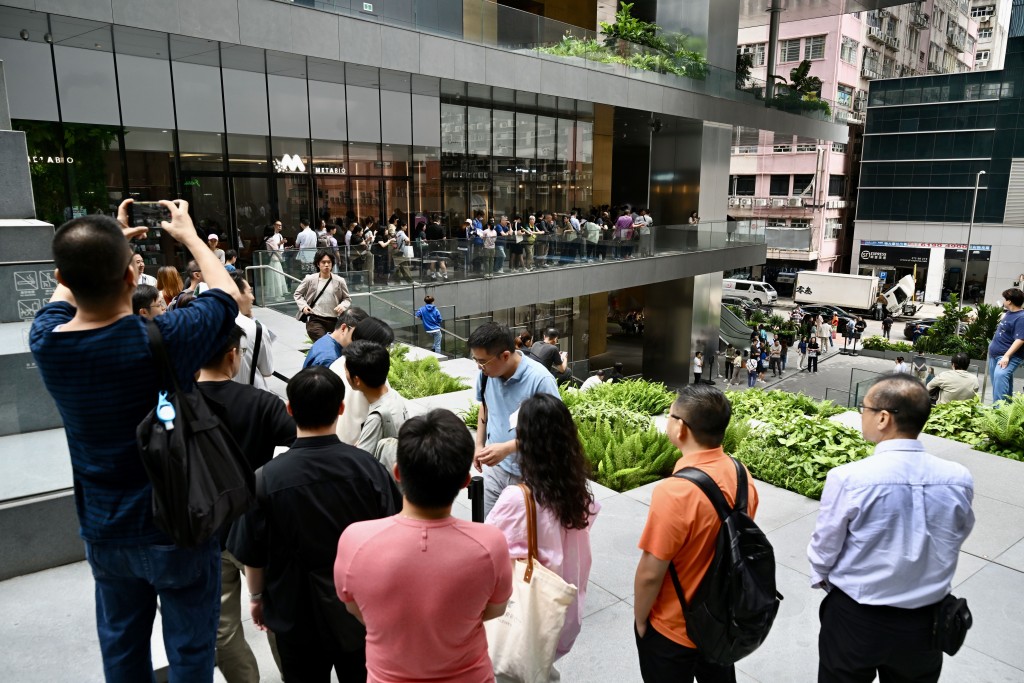 柏傲莊III人龍由電梯大堂延伸至戶外，高峰期排隊人龍逾1公里。