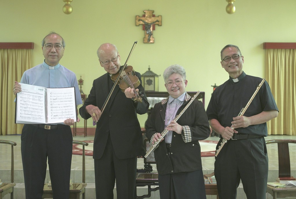 （左起）天主教香港教區輔理主教夏志誠、天主教香港教區宗座署理湯漢樞機、德望學校校監阮嫣玲修女，及聖方濟各堂主任司鐸譚永明神父，共同參與拍攝音樂短片。