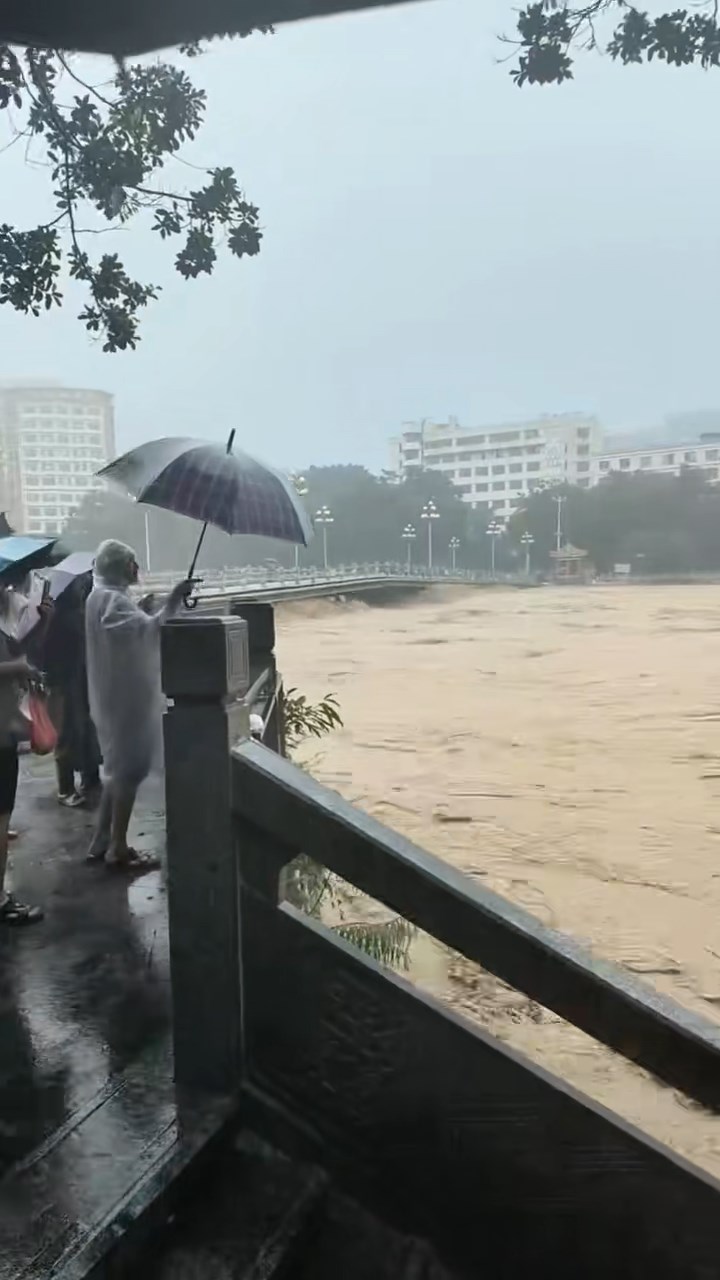 海南五指指連日暴雨，該市多地出現水浸。