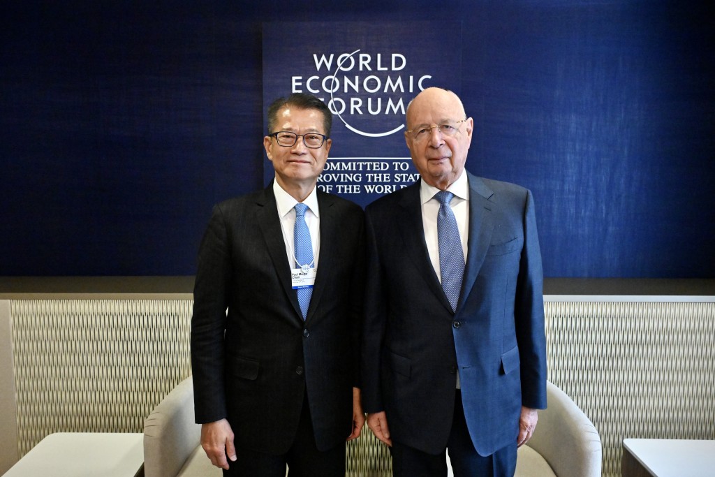 陳茂波（左）與世界經濟論壇創辦人及執行主席施瓦布教授（右）會面。