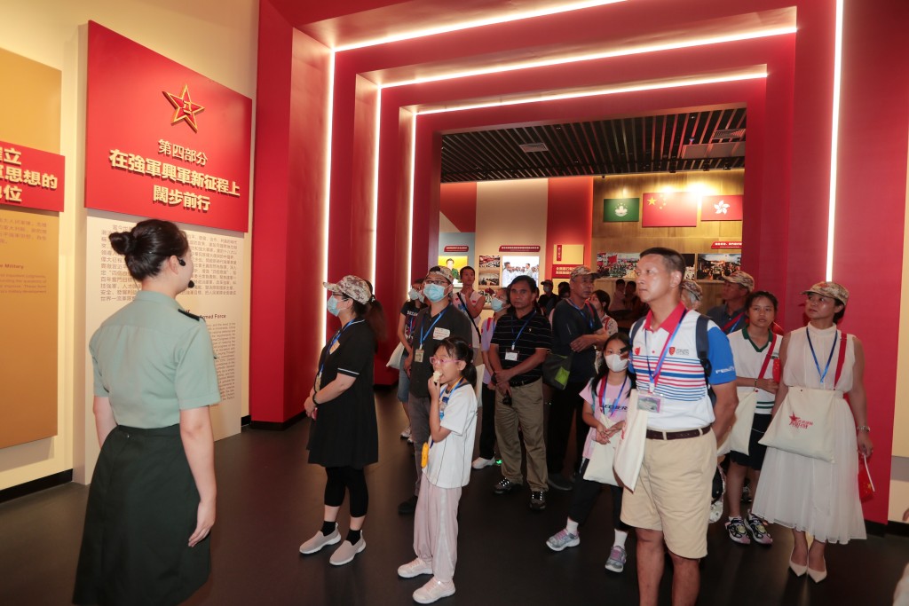 香港市民参观驻香港部队展览中心。驻港部队图片