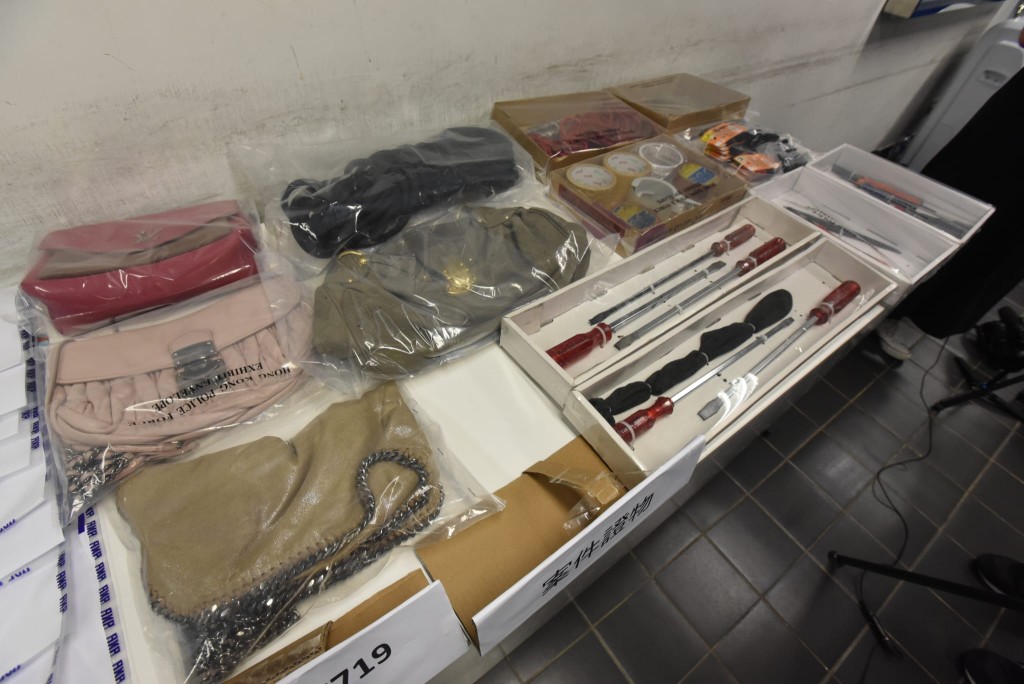警方在被捕男子檢獲一批爆竊工具及懷疑失物。