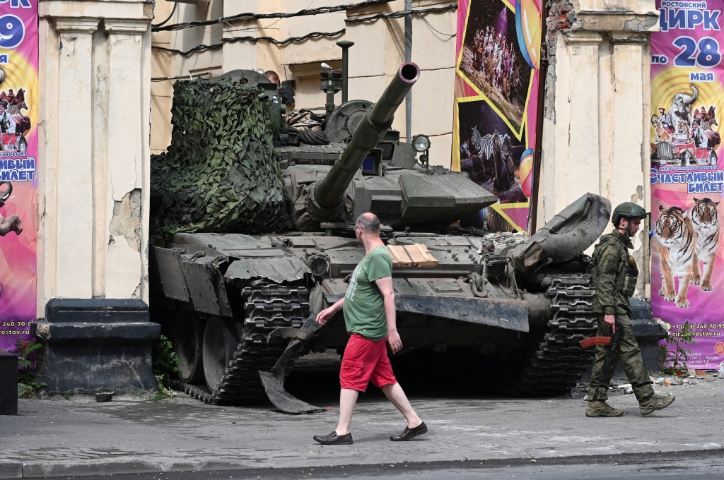 瓦格納軍人在羅斯托夫市街上布防。 路透社
