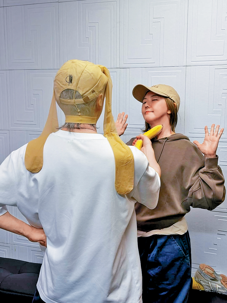 孙燕姿面对着星爷的打劫，一脸惊慌举手投降。