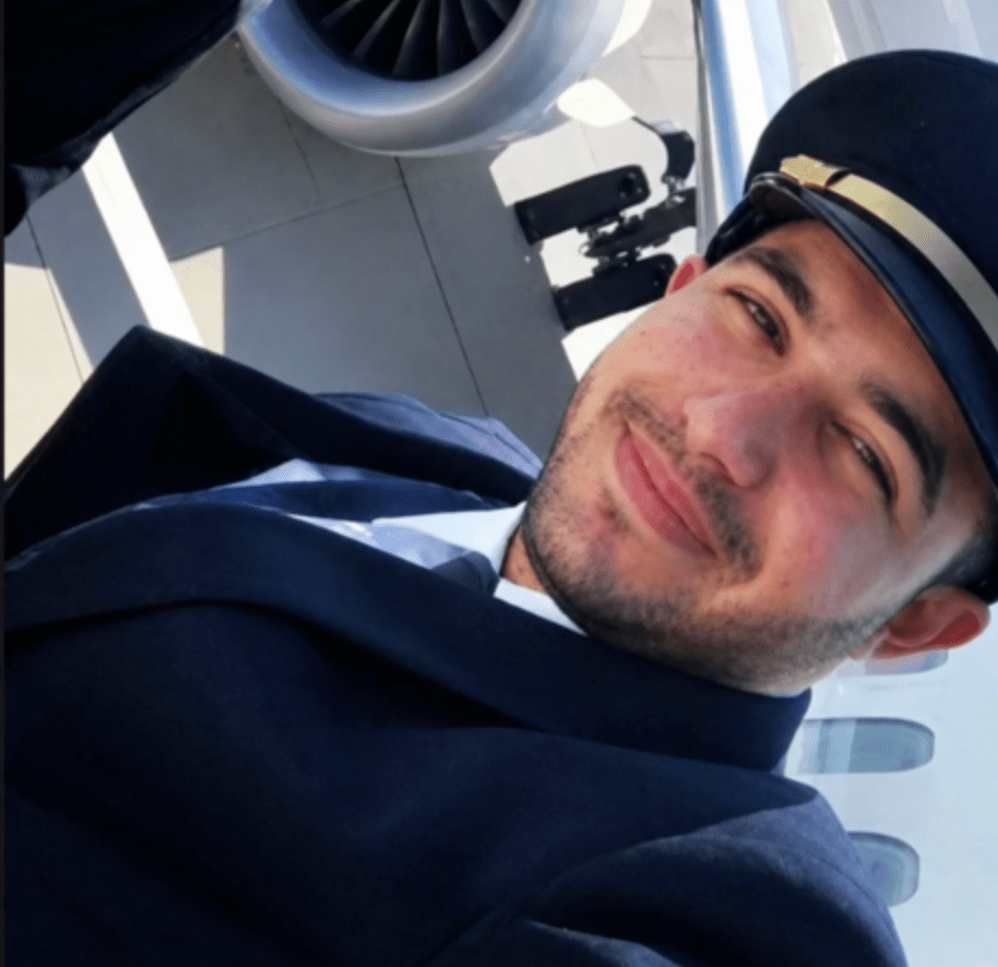 29歲副機長哈馬米的長相和身世背景被起底後全面曝光。LinkedIn 照片