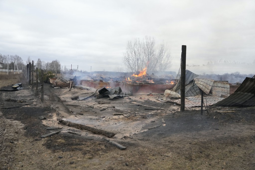 基輔近郊一座民居在空襲後已告消失。AP