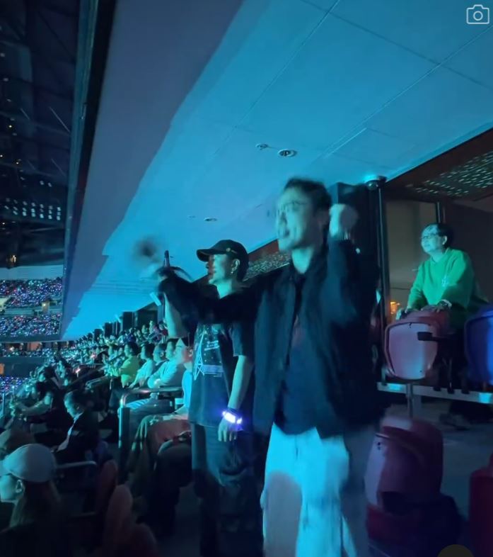 Nowhere Boys主音Van Chan（陳維諾）在Threads分享昨晚到啟德體育園主場館看Coldplay演唱會的照片及影片。