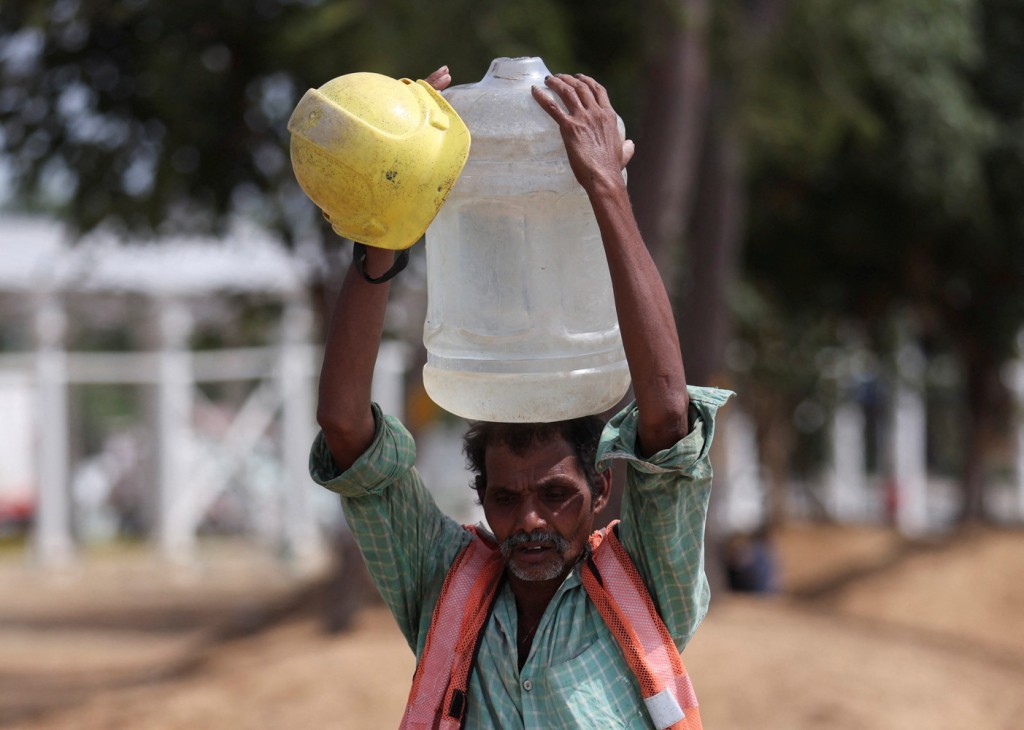 印度天气持续酷热，有市民以淋水等各方法降温消暑。 路透社  ​